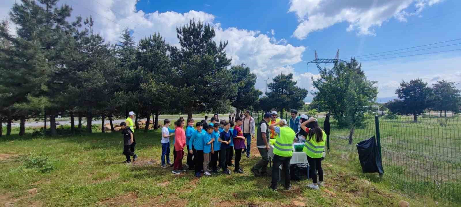 Bingöl’de yangınları önlemek için ormandaki çöpler toplandı
