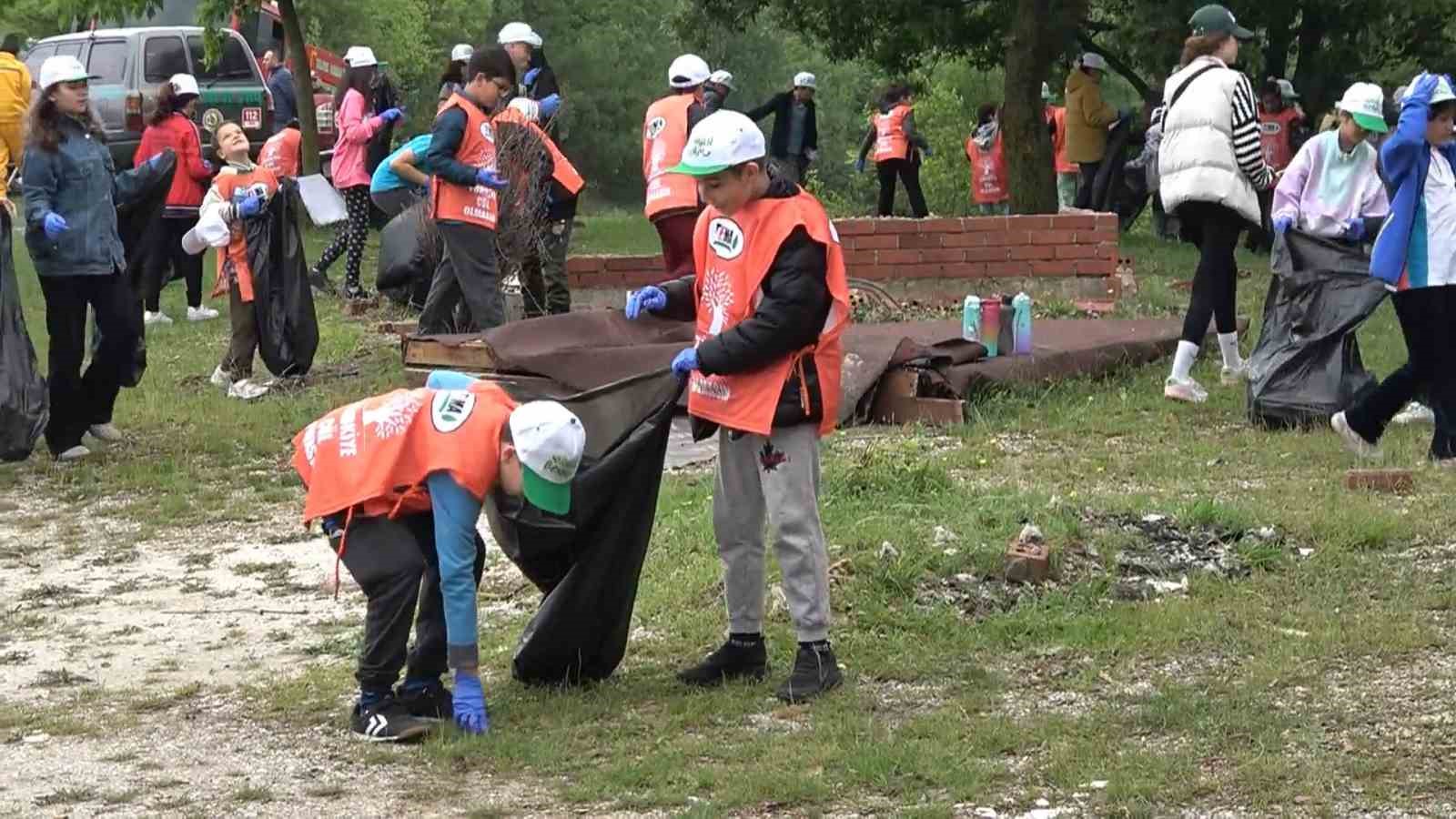 Yalova’da orman yangınlarının önlenmesi için doğada temizlik
