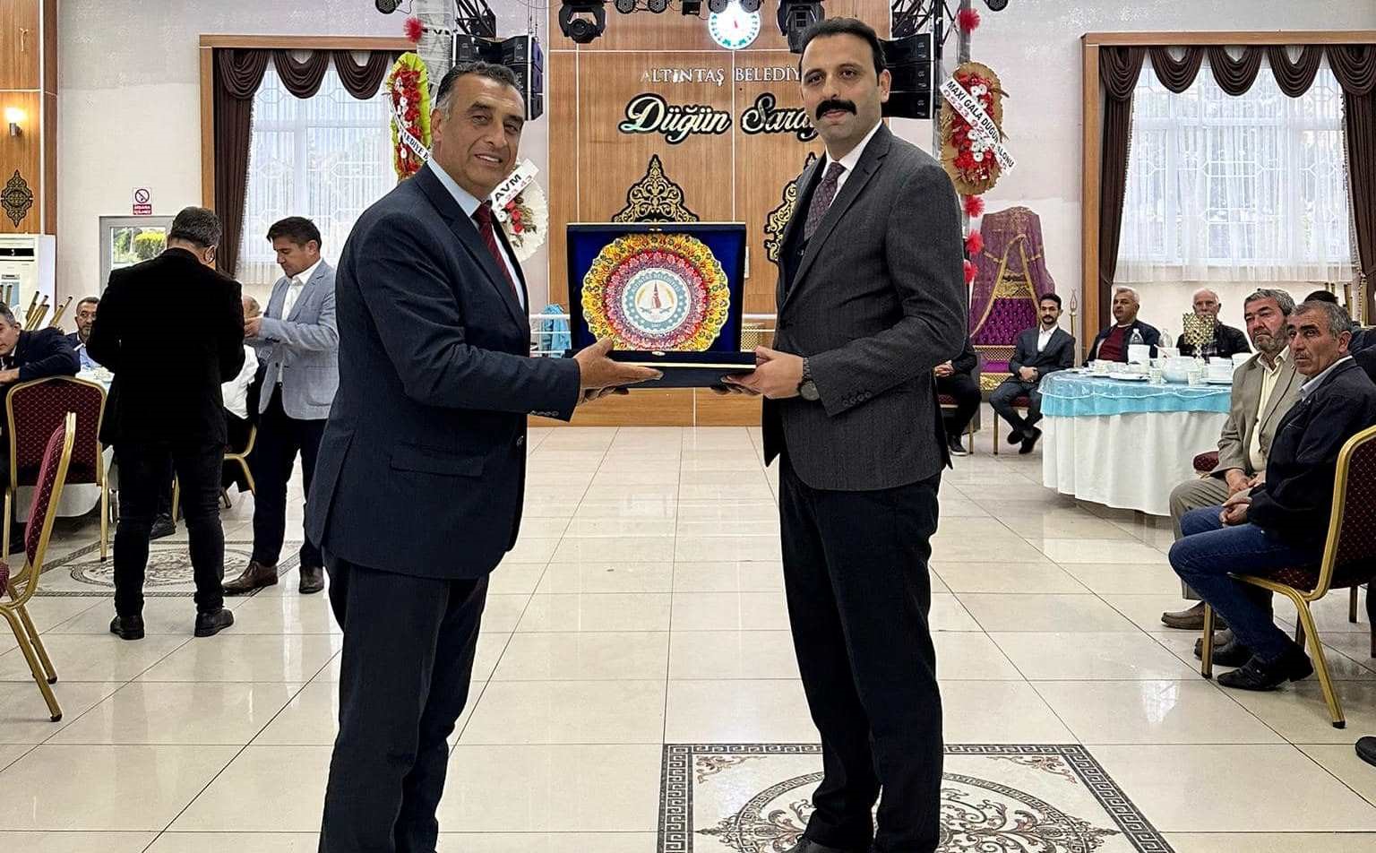 Altıntaş Kaymakamı Bozoğlan&rsquo;a veda yemeği
