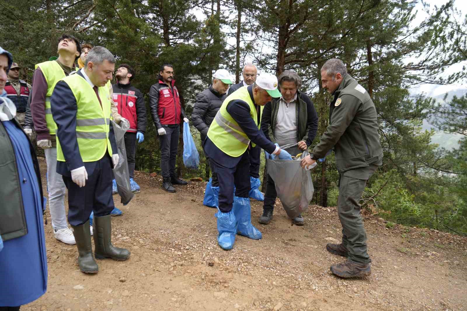 G&uuml;m&uuml;şhane&rsquo;de &lsquo;Orman Benim&rsquo; etkinliğinde ormanda temizlik

