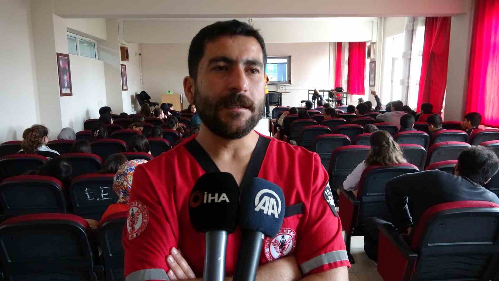 Tatvan&rsquo;da &ouml;ğrencilere &ldquo;hayvan sevgisi&rdquo; aşılanıyor
