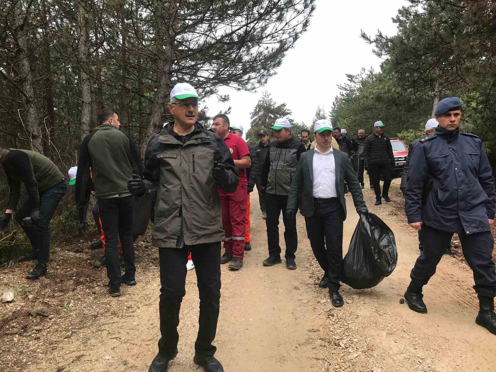 Ormana atılan çöpler el birliğiyle toplandı
