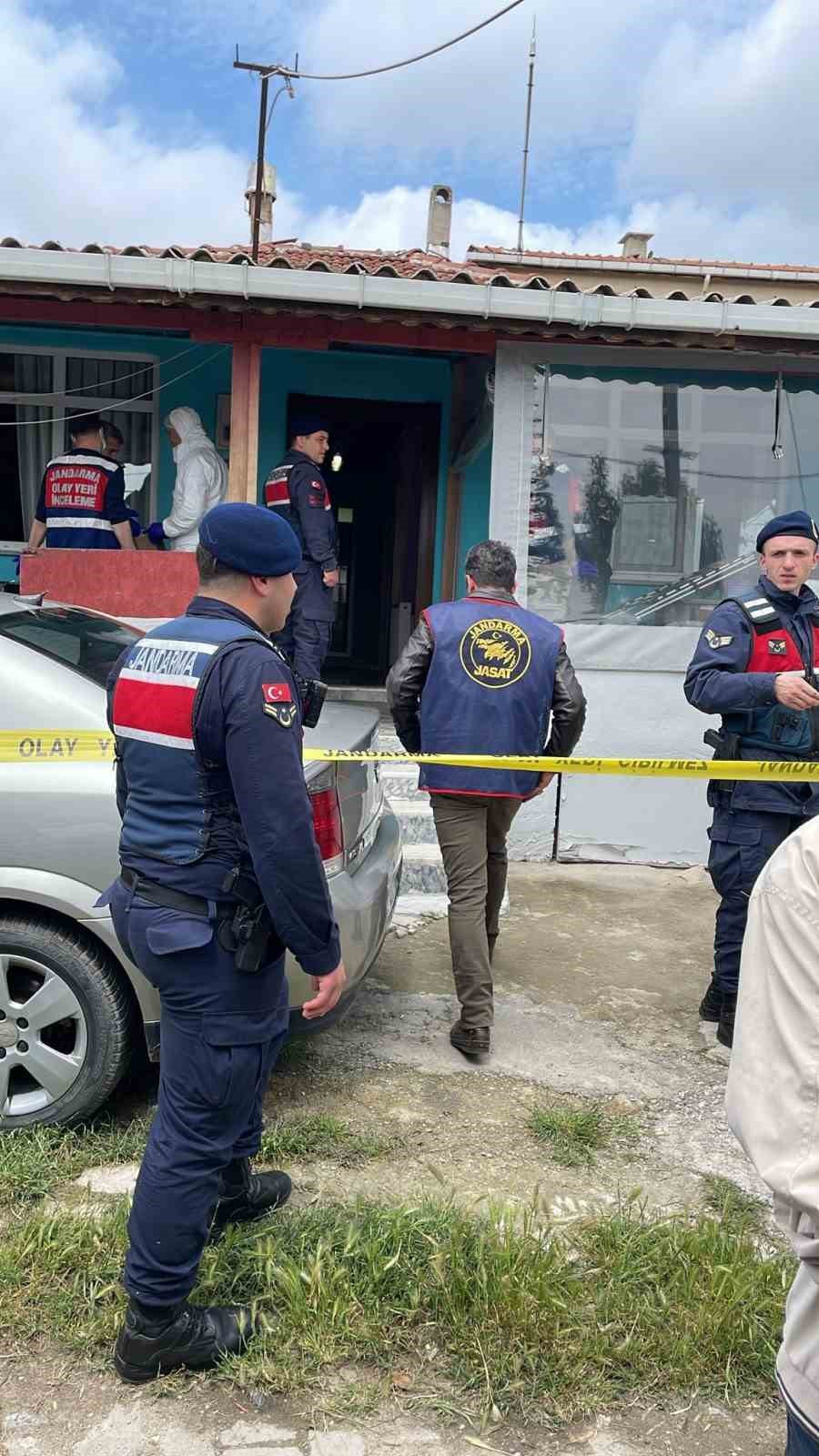 Silivri&rsquo;de kan donduran cinayet: Babasını boğazından bı&ccedil;aklayarak &ouml;ld&uuml;rd&uuml;
