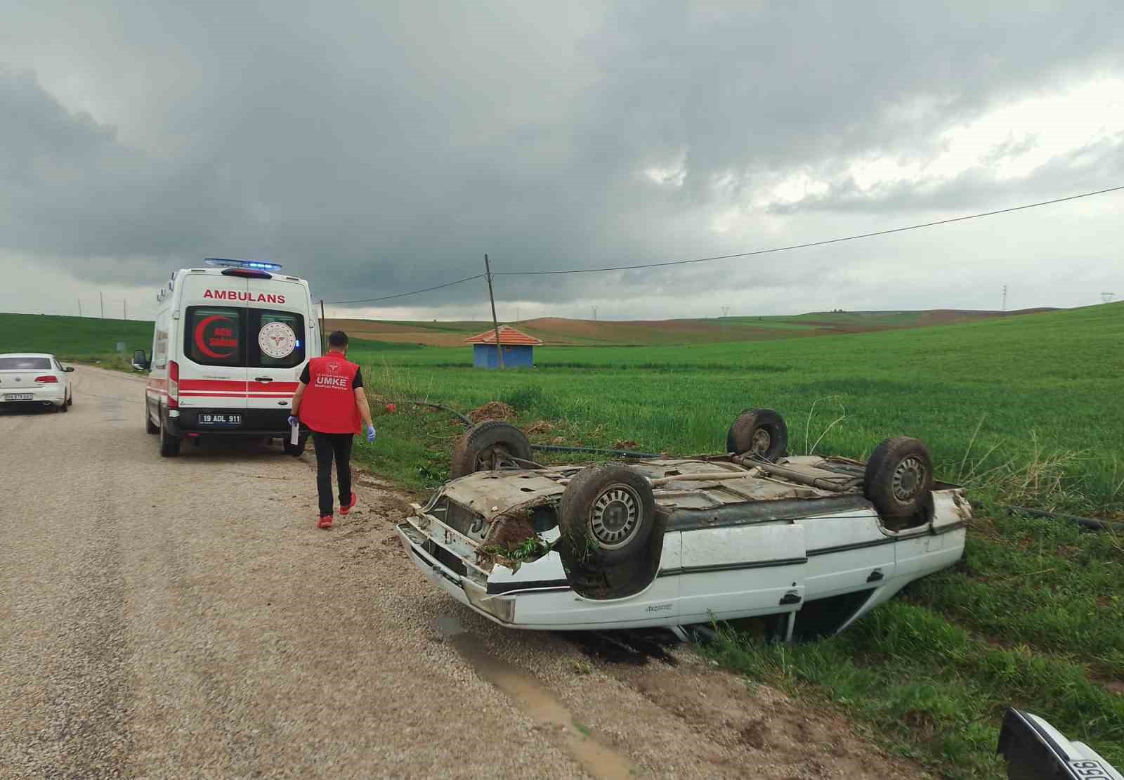 Takla atan arabadan yara almadan çıktılar