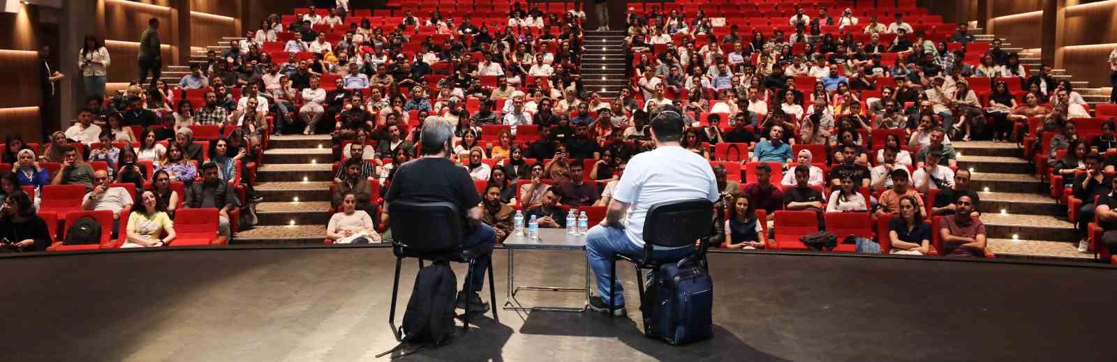 Zeki Demirkubuz GA&Uuml;N &ouml;ğrencileriyle bir araya geldi
