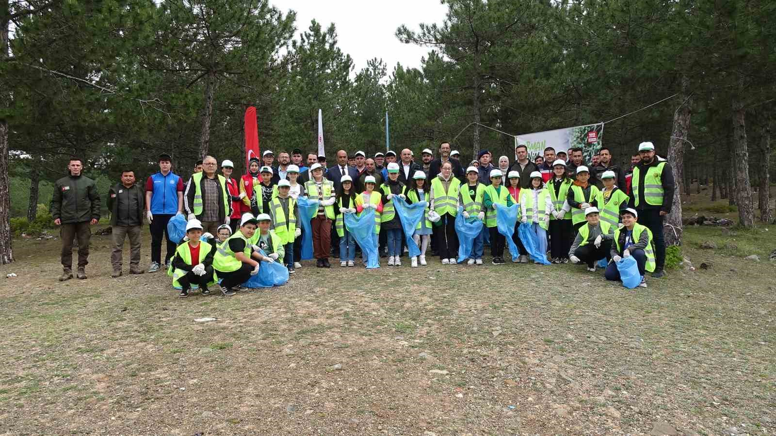 Tavşanlı’da "Orman benim" kampanyası ile 1 saatte onlarca büyük poşet çöp toplandı