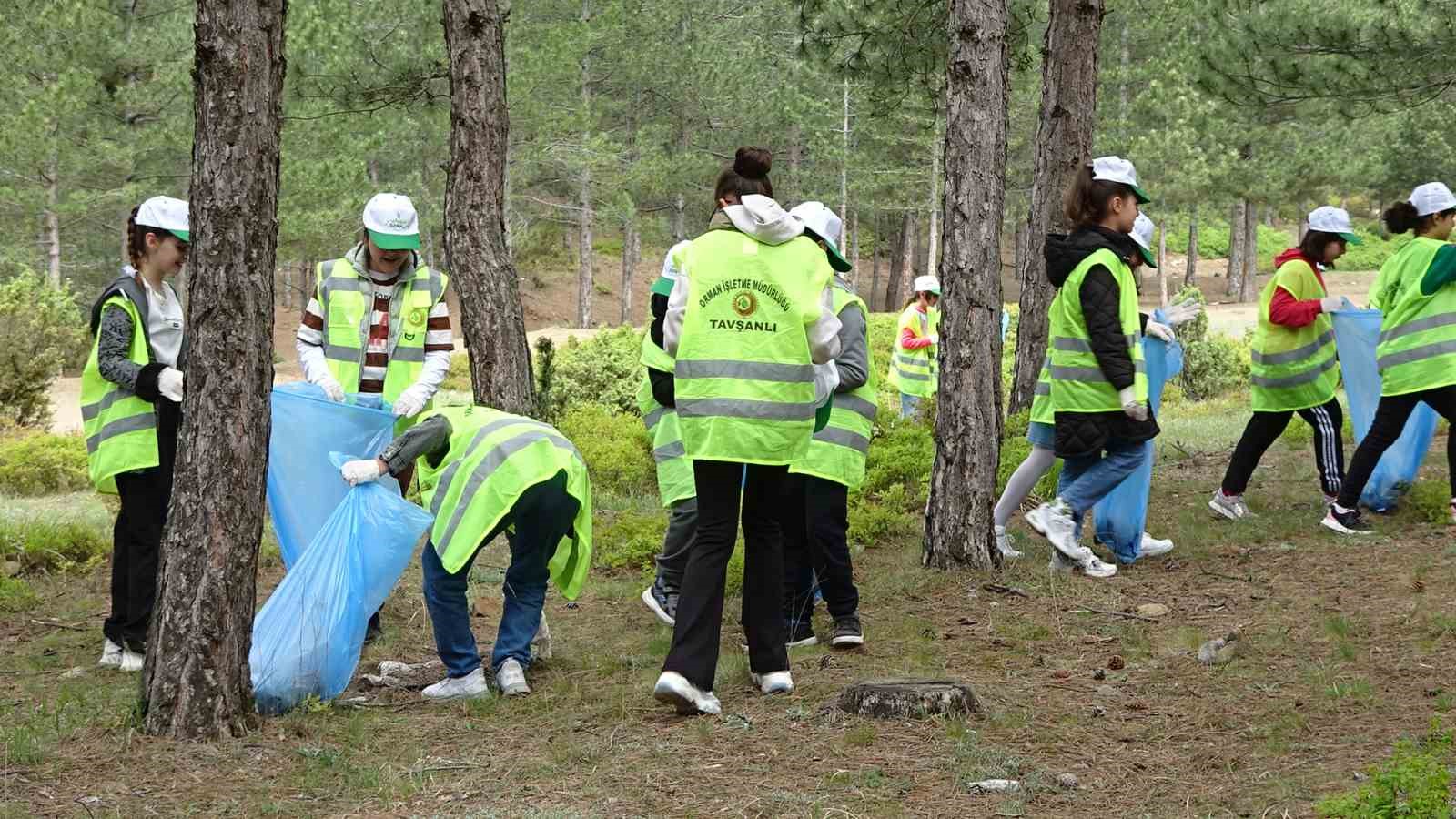 Tavşanlı&rsquo;da "Orman benim" kampanyası ile 1 saatte onlarca b&uuml;y&uuml;k poşet &ccedil;&ouml;p toplandı
