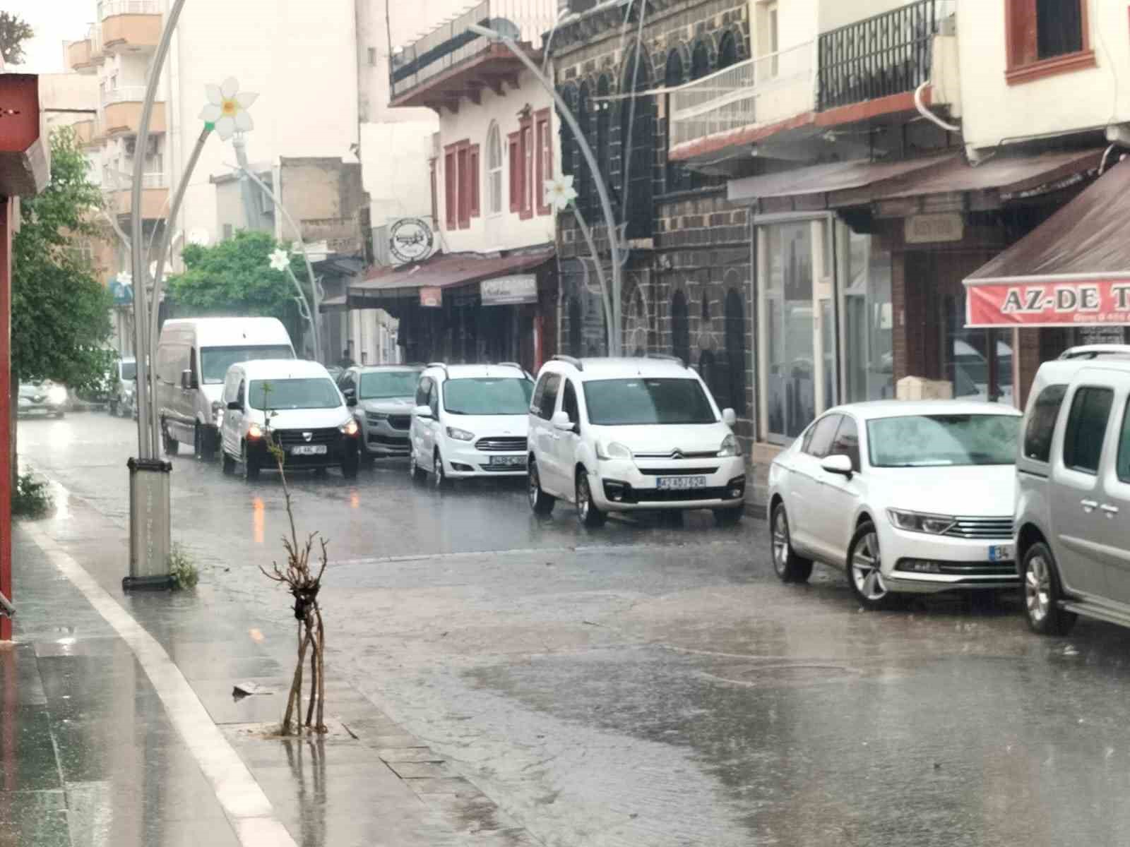 Cizre’de dolu ve sağanak yağış sokakları göle çevirdi
