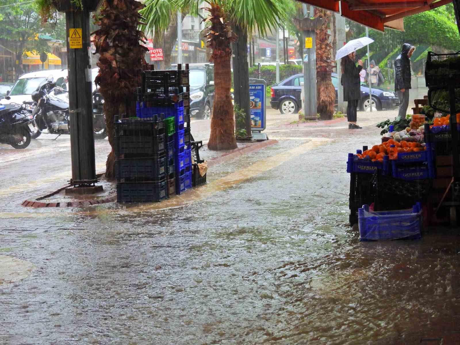 Şiddetli yağış Erdek&rsquo;te hayatı fel&ccedil; etti
