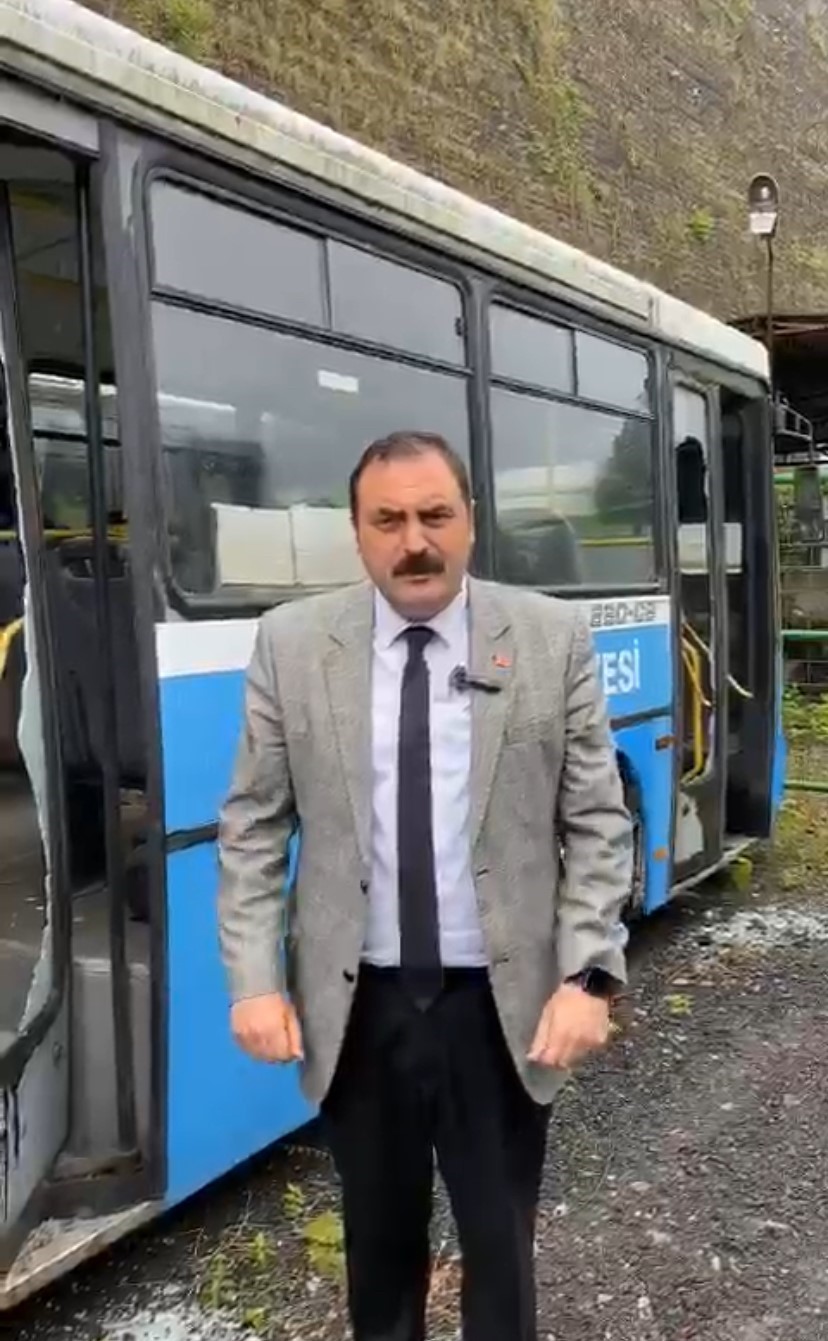 Belediyenin park halindeki otob&uuml;slerine zarar verildi
