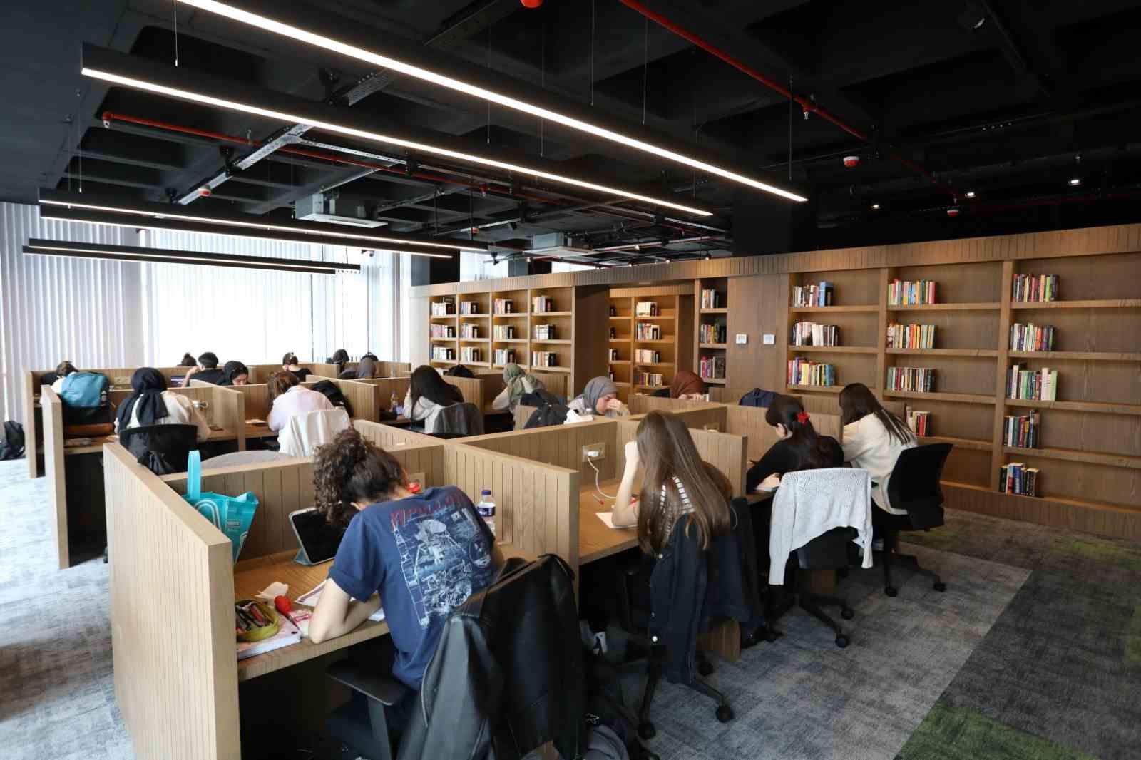 Gen&ccedil;lerin yeni mekanı n&ouml;bet&ccedil;i kitaphane oldu
