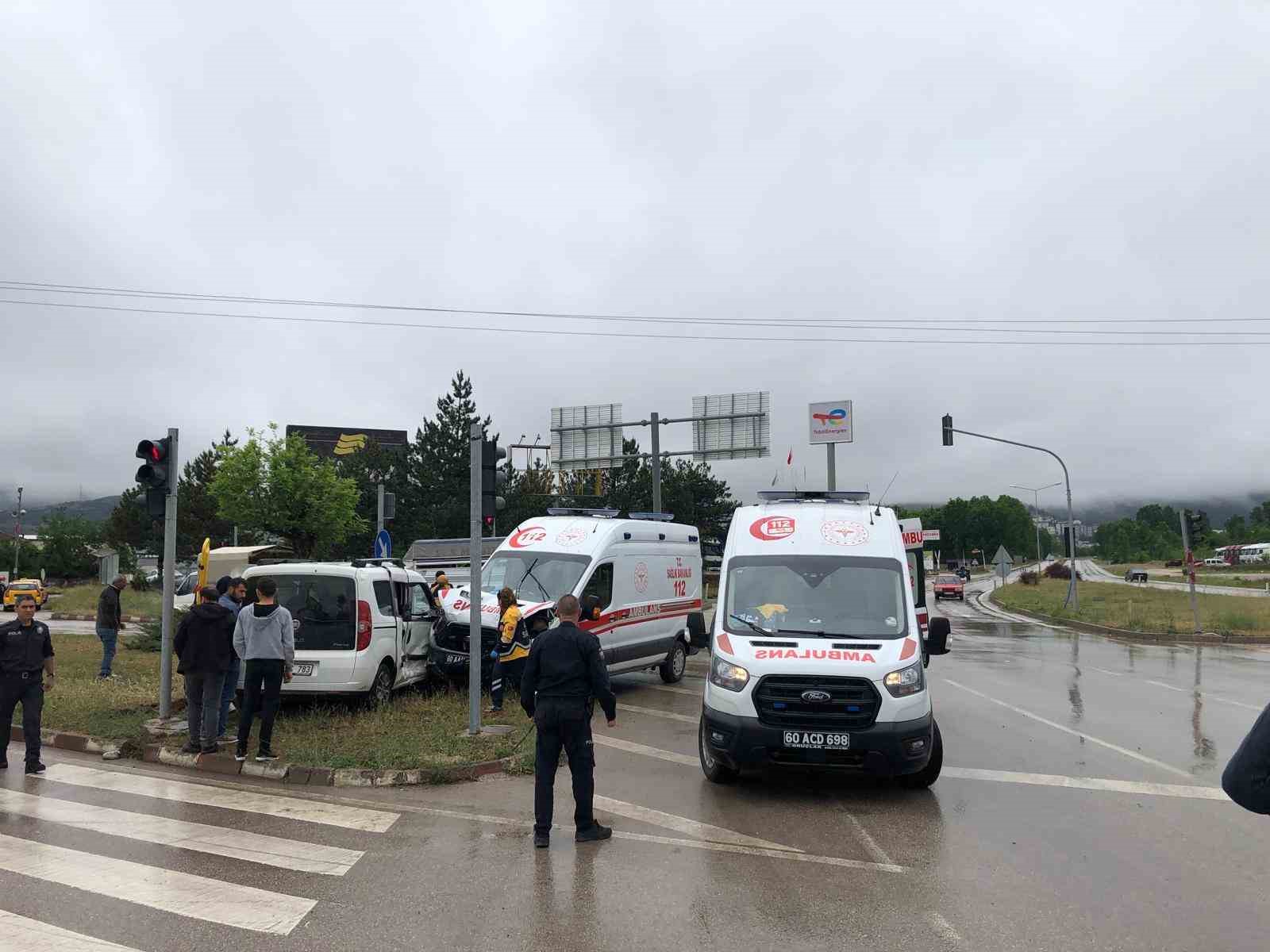 Tokat’ta ambulans ile panelvan araç çarpıştı: 3 yaralı
