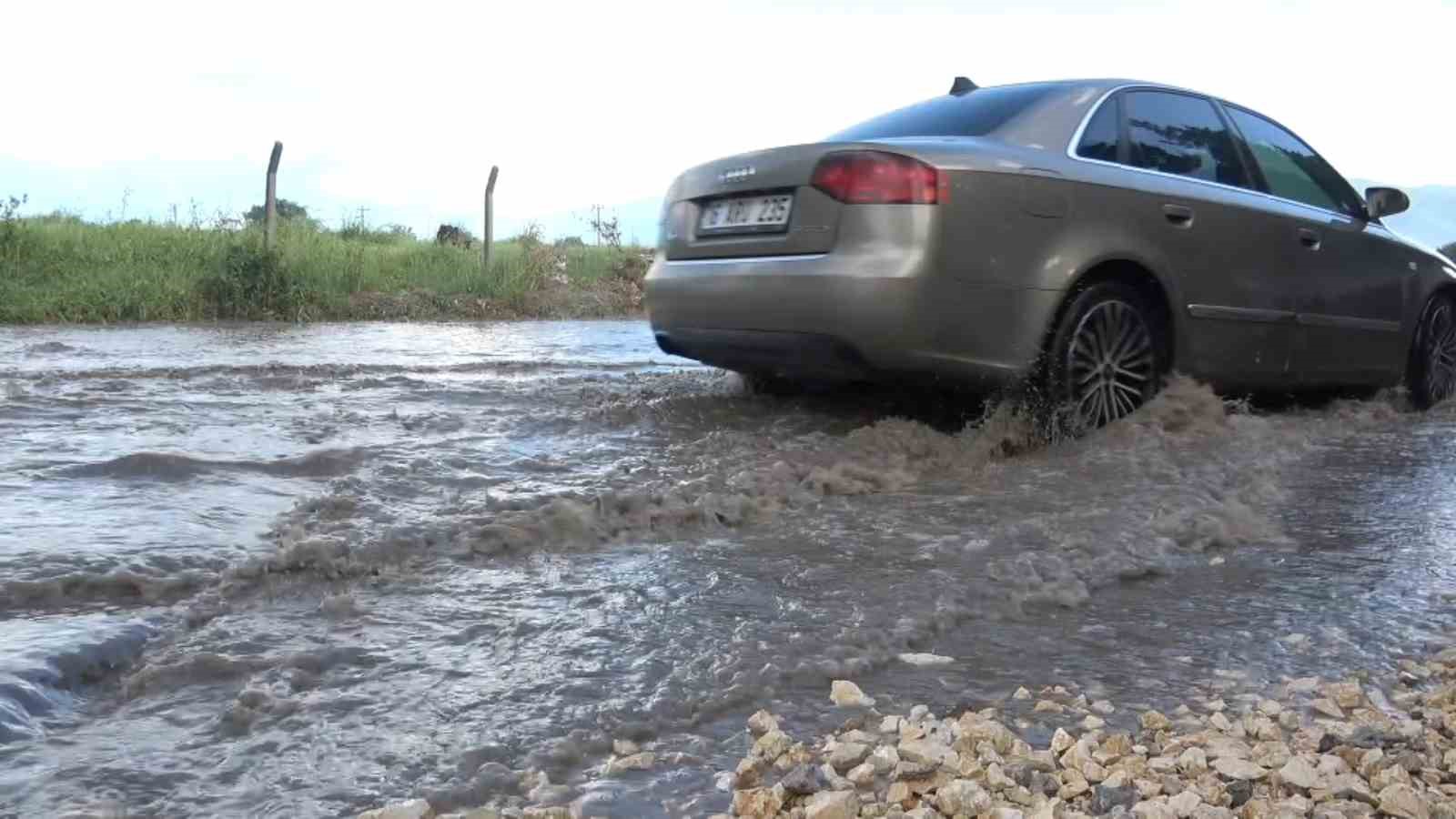 Bursa’da sağanak yağış hayatı felç etti
