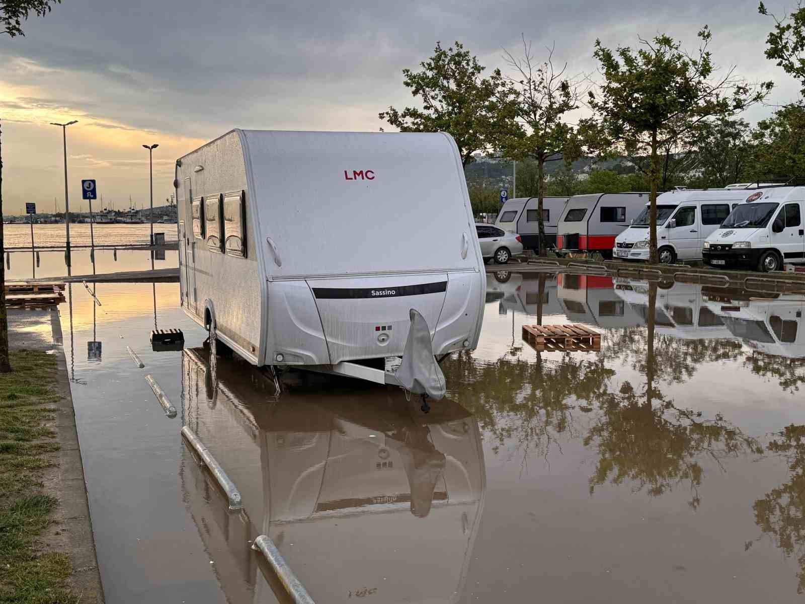 Kocaeli’de rüzgar denizi taşırdı, yağmur trafiği felç etti