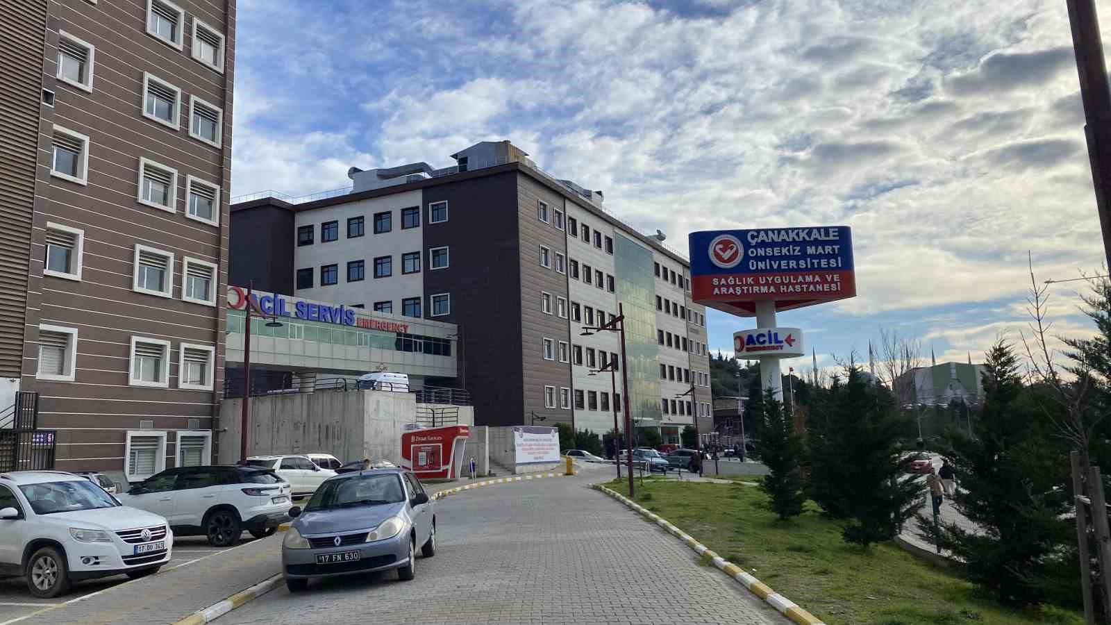 &Ccedil;anakkale&rsquo;de k&ouml;k h&uuml;cre dolandırıcılığından tutuklanan 2&rsquo;si doktor 5 sanığın yargılanmasına başlandı
