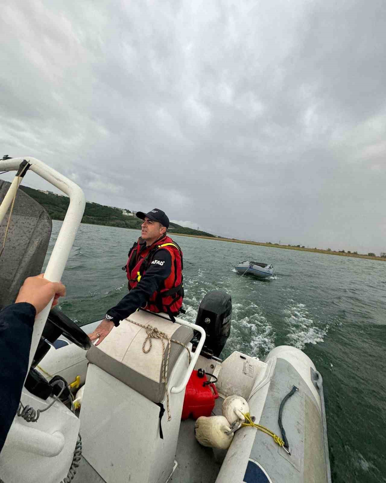 Sapanca G&ouml;l&uuml;&rsquo;nde mahsur kalan 2 kişi AFAD ekiplerince kurtarıldı
