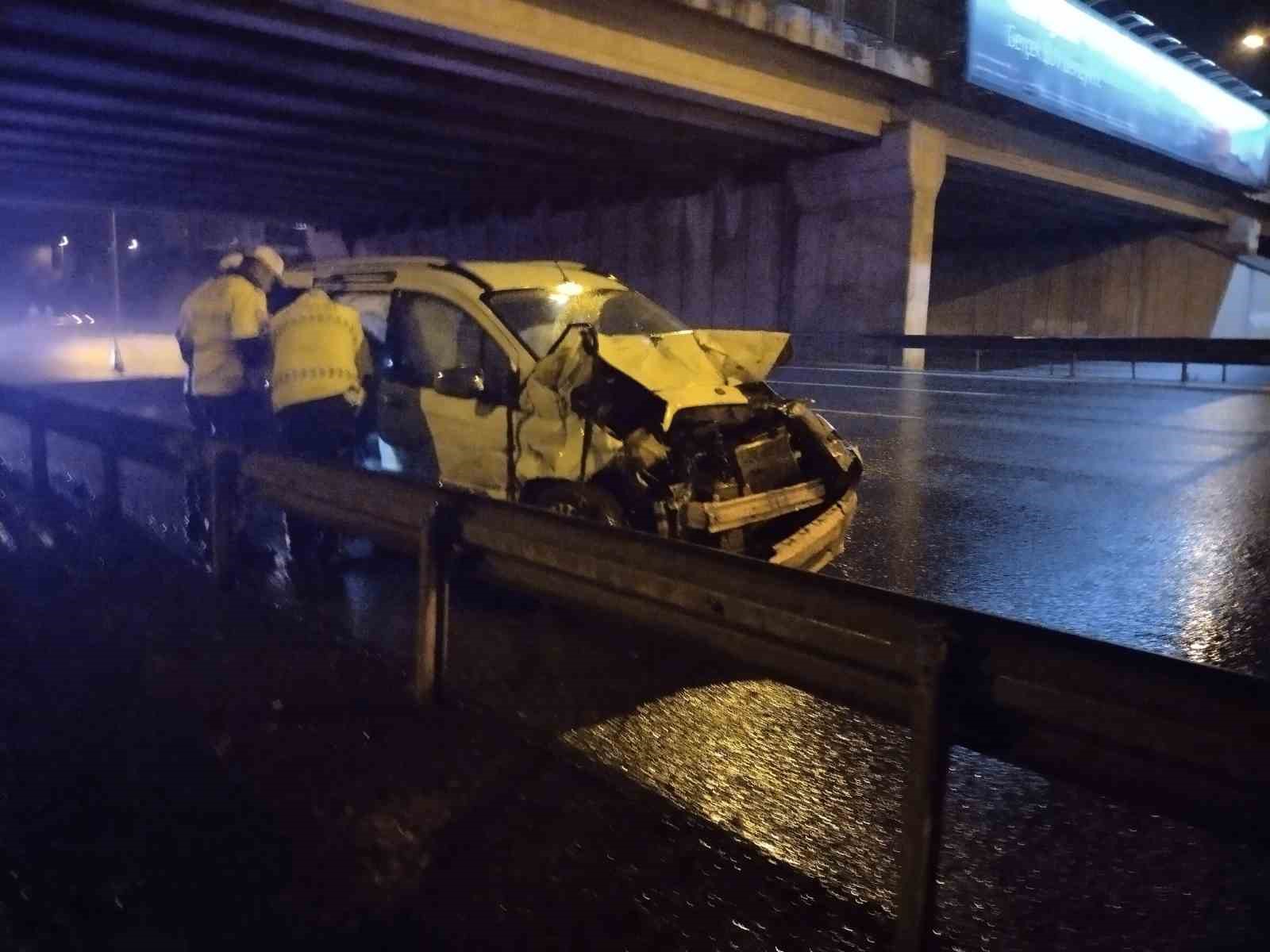 Beykoz’da kontrolden çıkan hafif ticari araç otomobile çarptı: 2 yaralı
