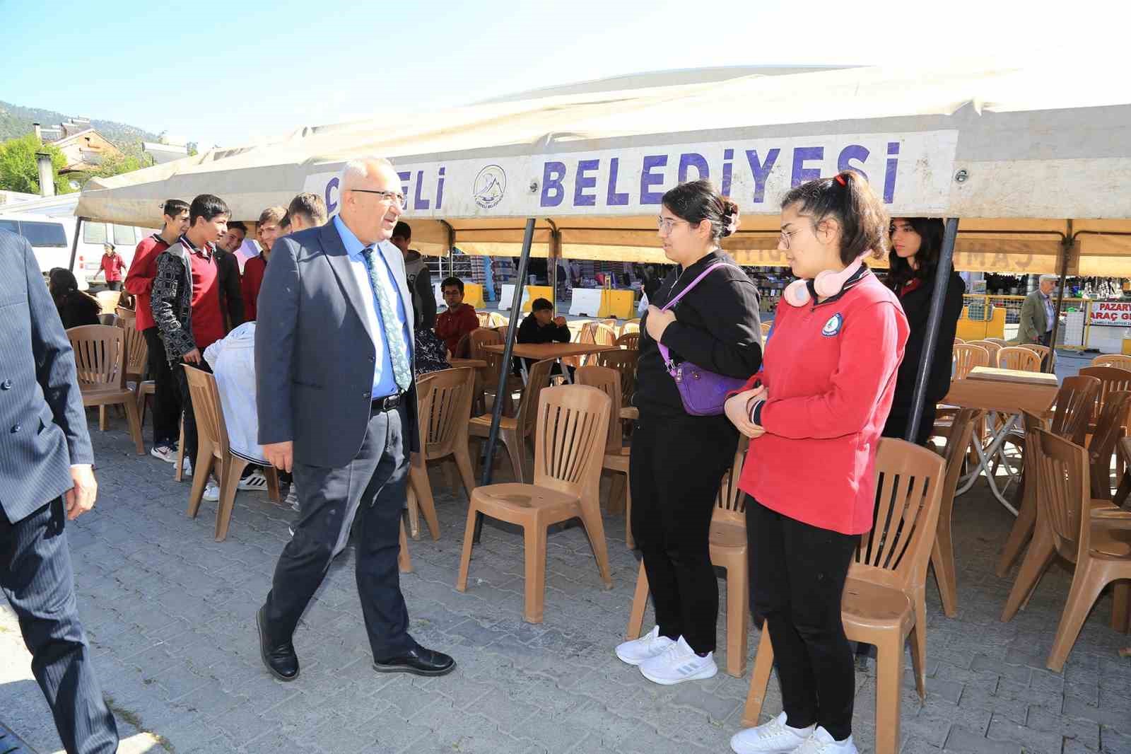 Başkan Arslan gençlerle hayır panayırında buluştu