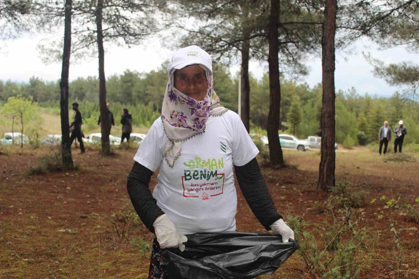 Ormanda çöp toplama etkinliği
