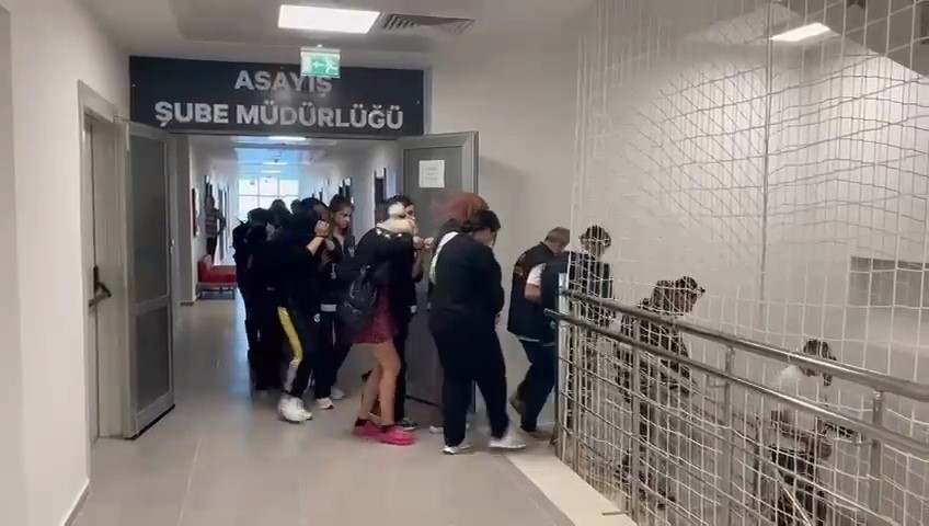 Masaj salonlarına fuhuş operasyonu: 33 kişi yakalandı
