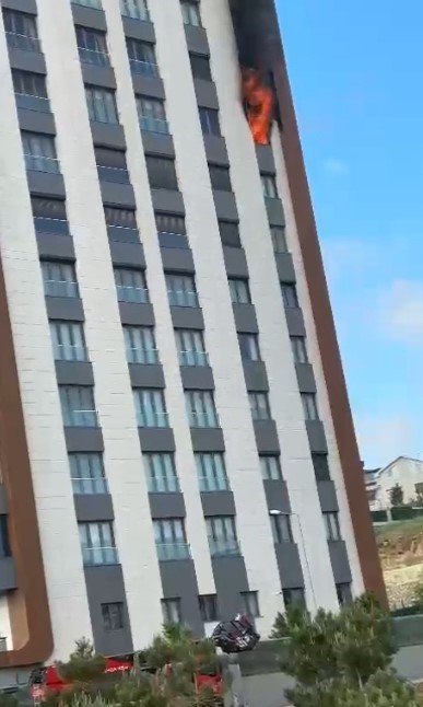 Lüks sitede çıkan yangın korku ve paniğe yol açtı