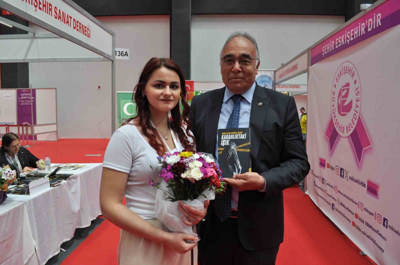 18 yaşında bir kitap yazıp yayınlayarak yazarlık kariyerine ilk adımını attı