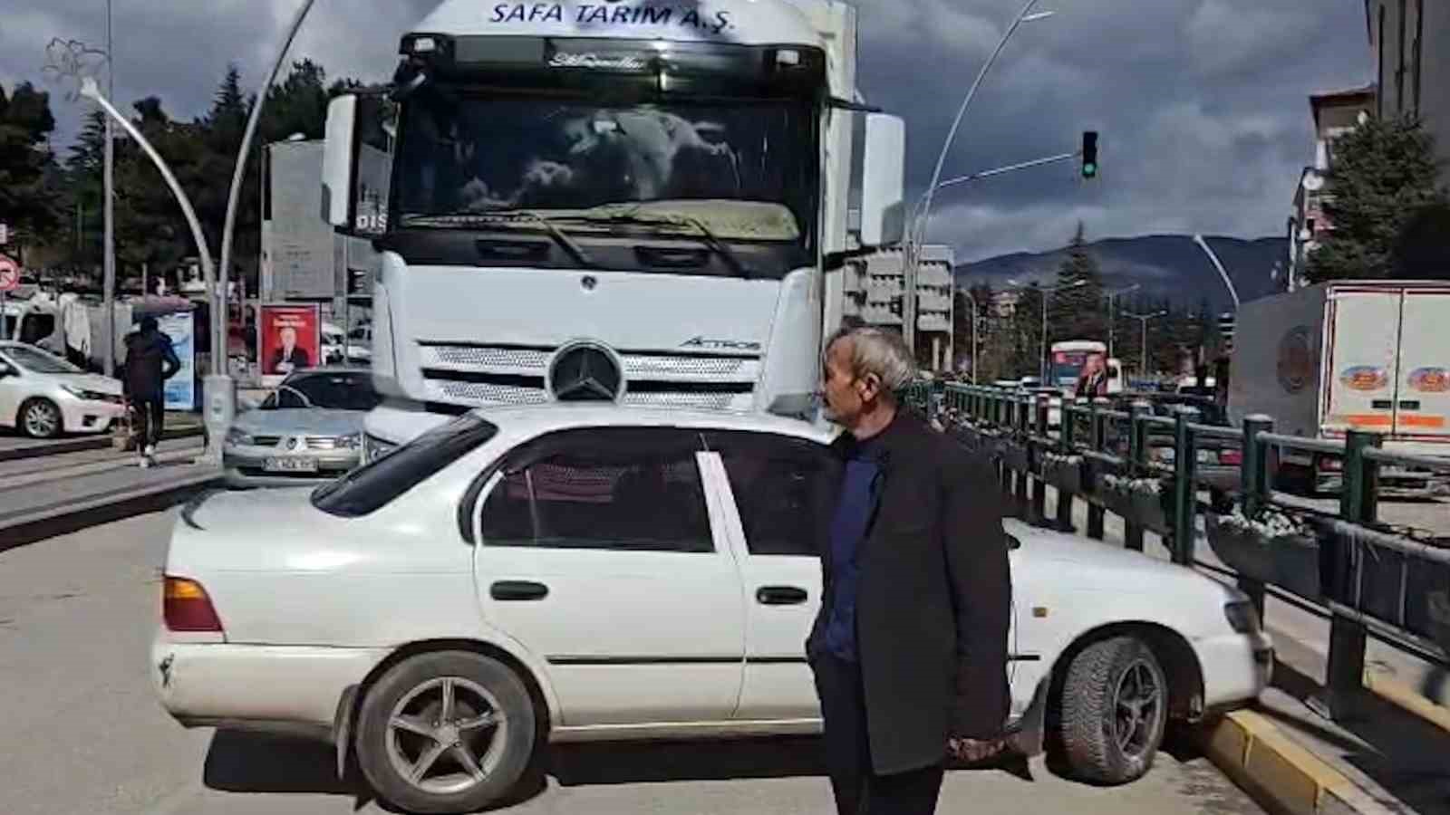 Tırın önünde metrelerce sürüklenip burunları bile kanamadan kurtuldular
