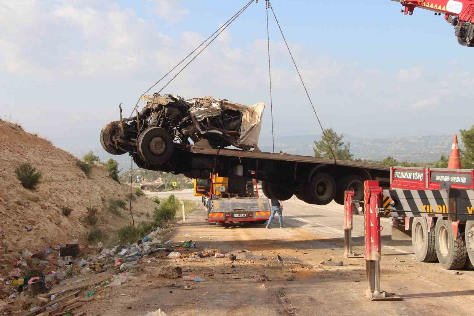 Ölüm virajında kamyon hurdaya döndü, sürücü hayatını kaybetti