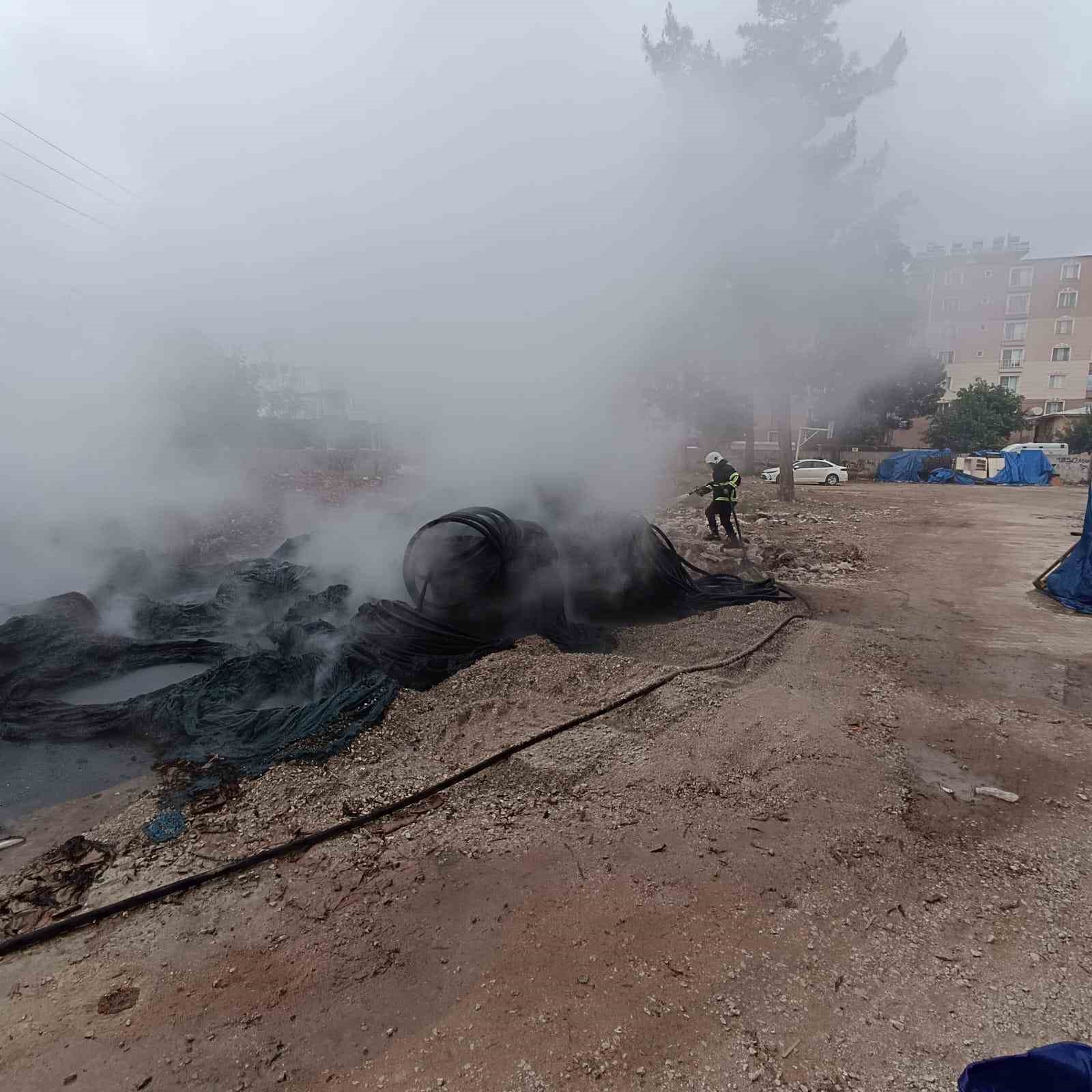 Hassa’da inşaat malzemeleri satan iş yerinde yangın
