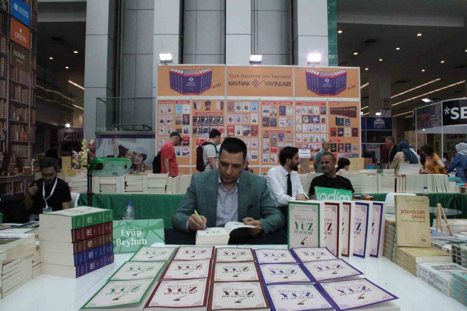 Yazar Eyüp Beyhan’dan Cumhuriyetin 100’üncü yılına özel “Modern Türkiye’nin Yüz Düşünürü” eseri