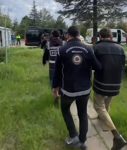 Kırşehir’de 2 araçta 3 organizatör ve 23 Suriyeli düzensiz göçmen yakalandı
