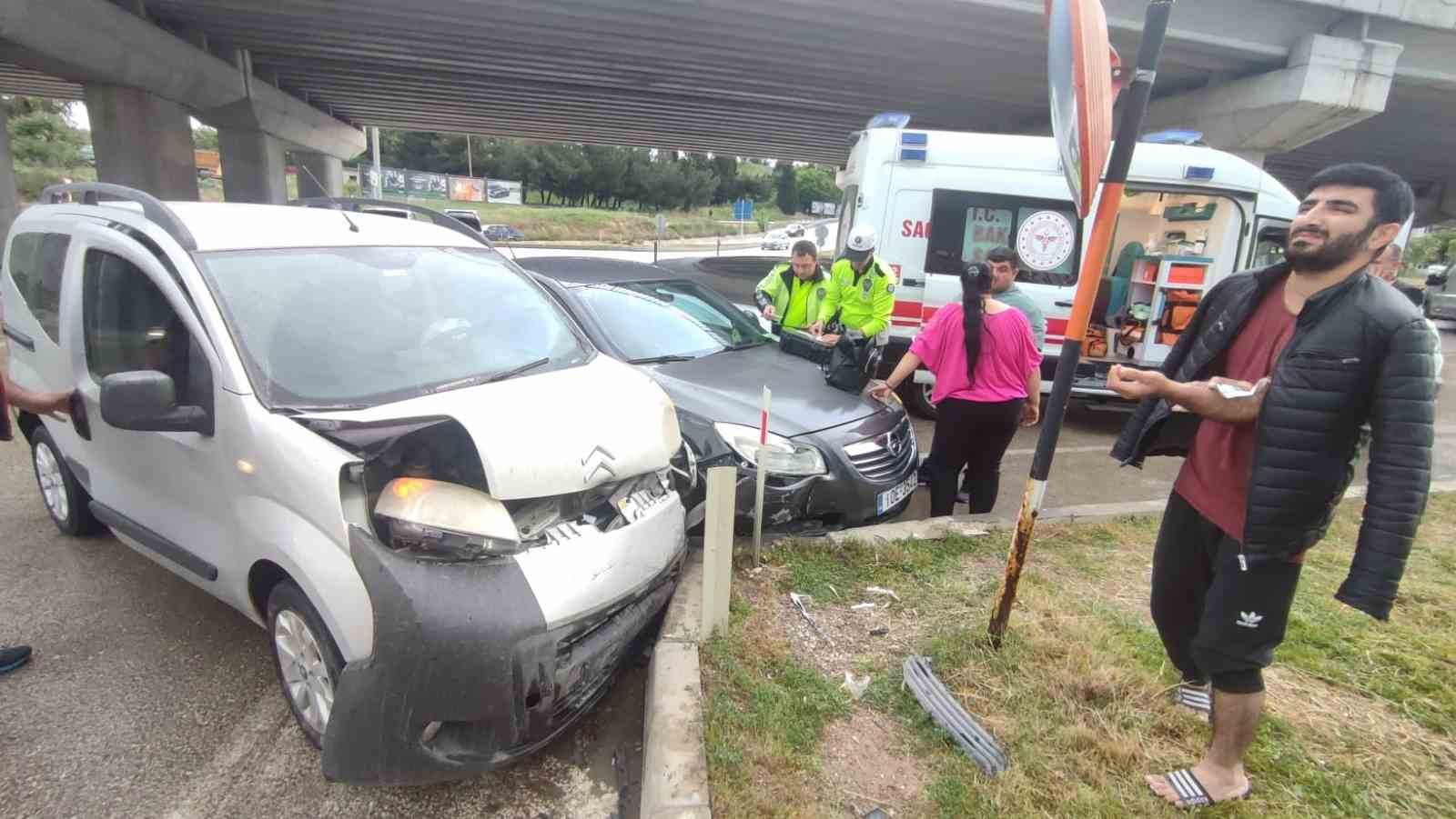 Keşan’da hafif ticari araç ile otomobil çarpıştı: 3 yaralı
