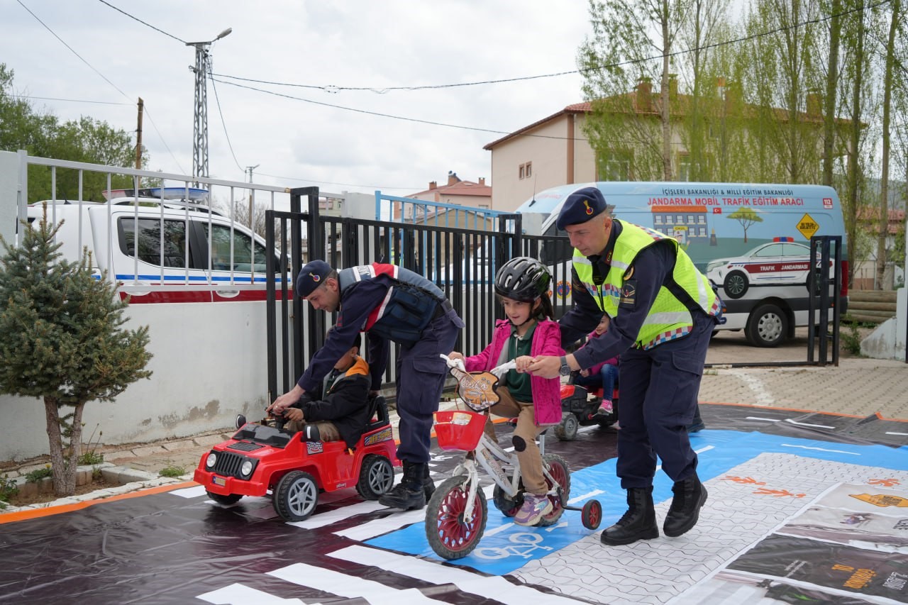 Jandarma köy okulu miniklerine şeker tadında trafik eğitimi verdi
