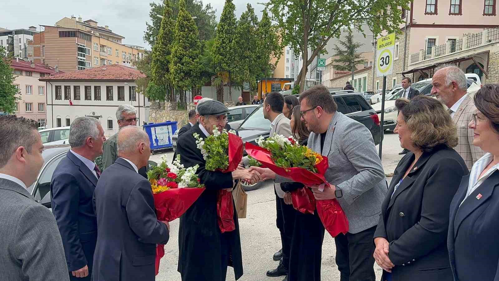 CHP&rsquo;nin eski Genel Başkanları Altan &Ouml;ymen ve Hikmet &Ccedil;etin Bilecik&rsquo;e geldi
