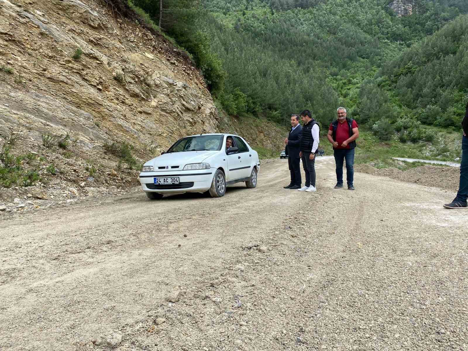 Osmaniye’de şiddetli yağıştan dolayı kapanan köy yolları açıldı
