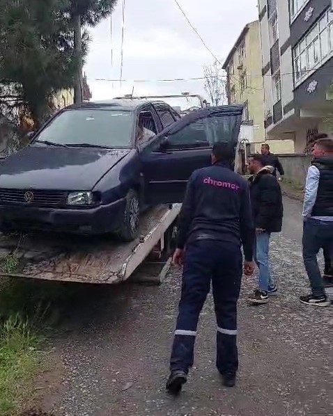 Park halindeki kamyon 2 otomobile ve duvara çarparak durabildi: Ortalık savaş alanına döndü
