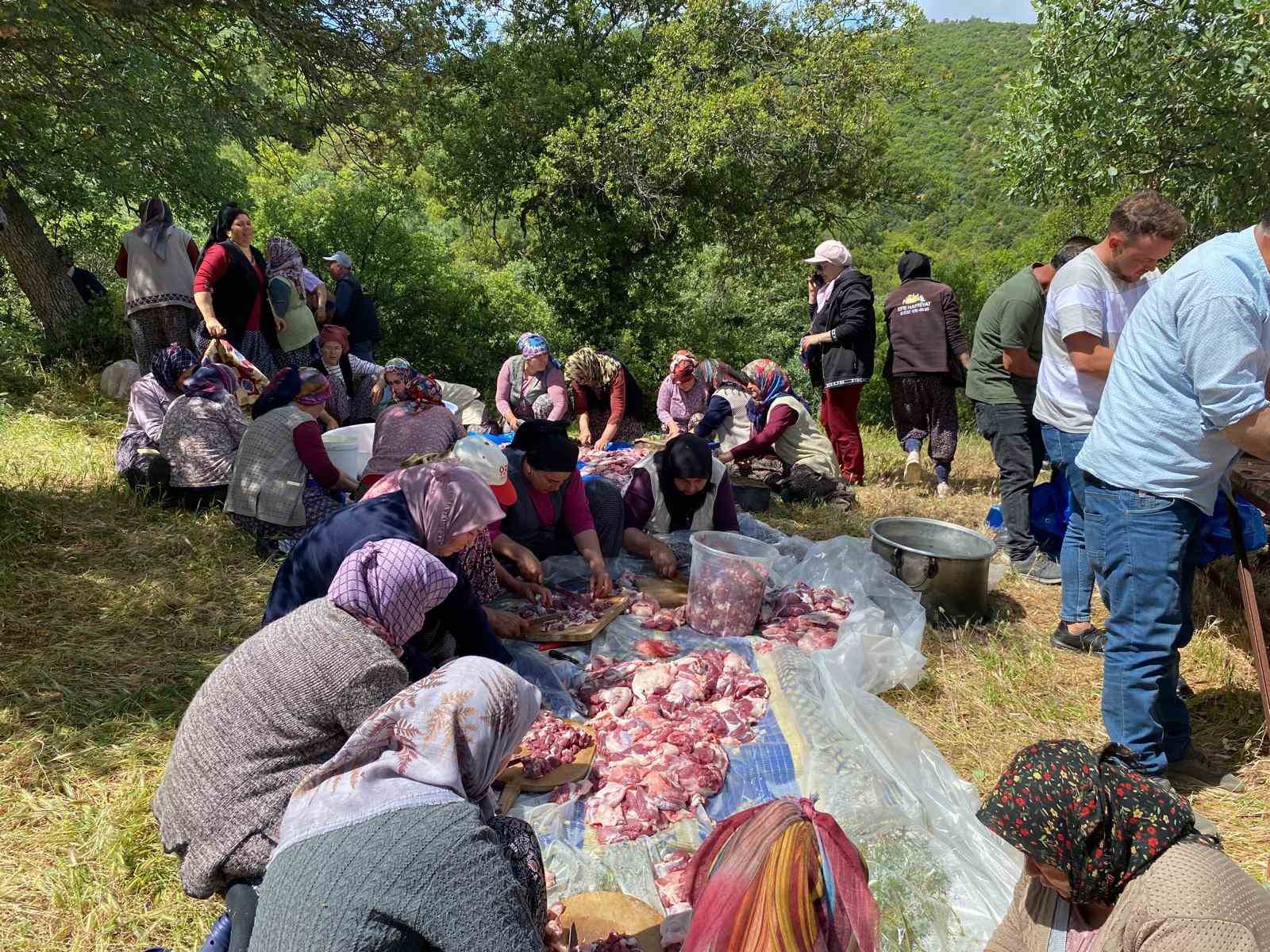 Sarıg&ouml;l&rsquo;de bolluk, bereket ve ş&uuml;k&uuml;r i&ccedil;in 35 adak kurban kesildi
