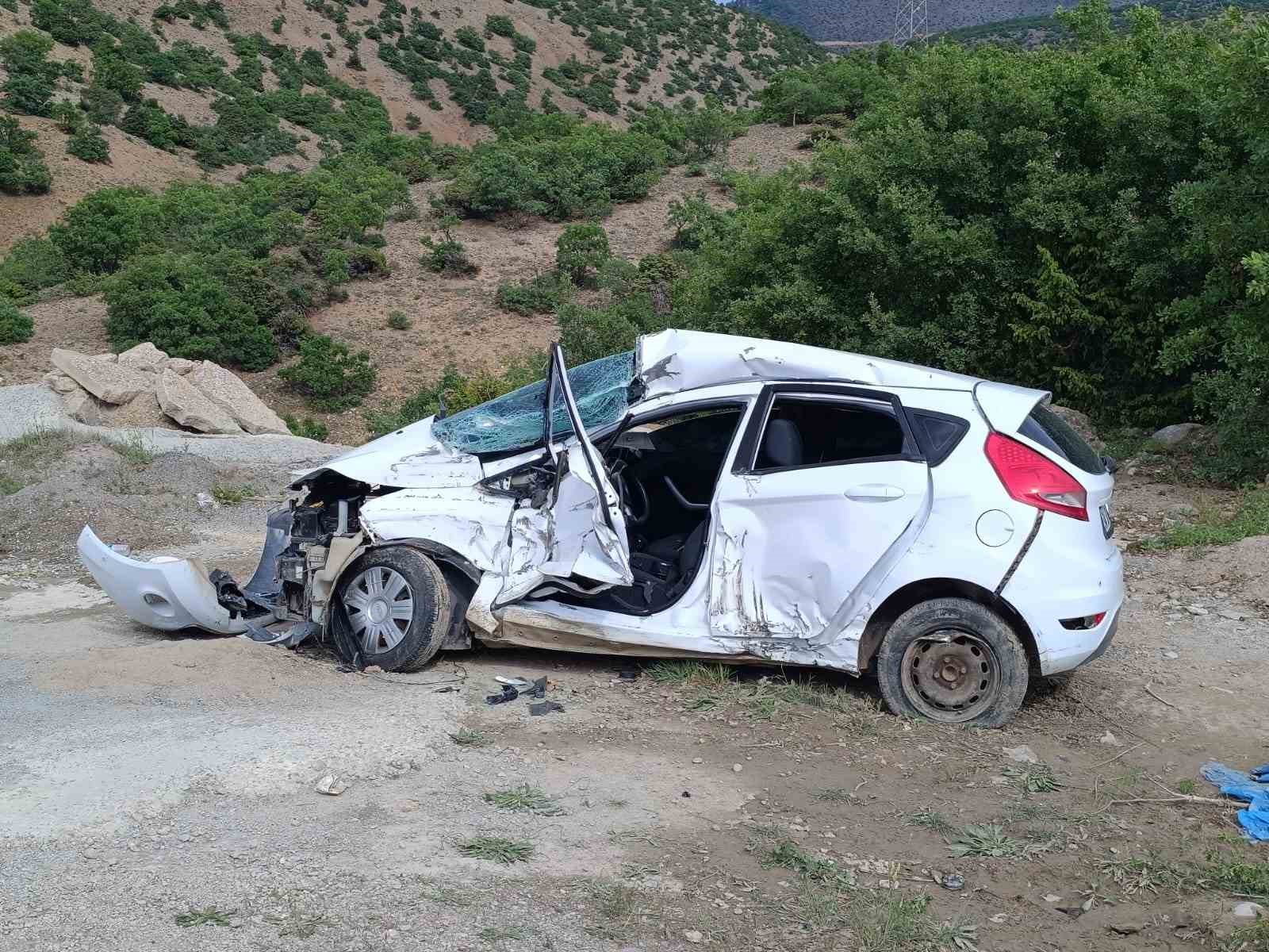 Cenazeye giden 3 kadının i&ccedil;erisinde bulunduğu otomobil şarampole u&ccedil;tu
