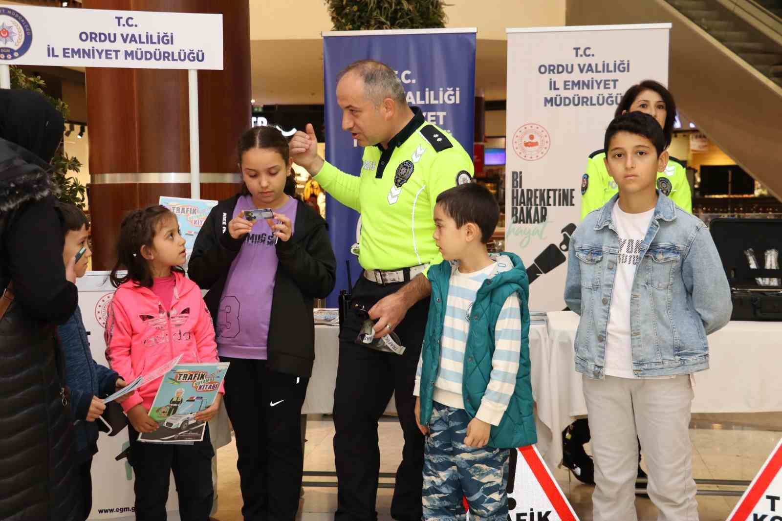 Ordu’da polis ekipleri, Trafik Haftası’nda vatandaşı bilgilendirdi