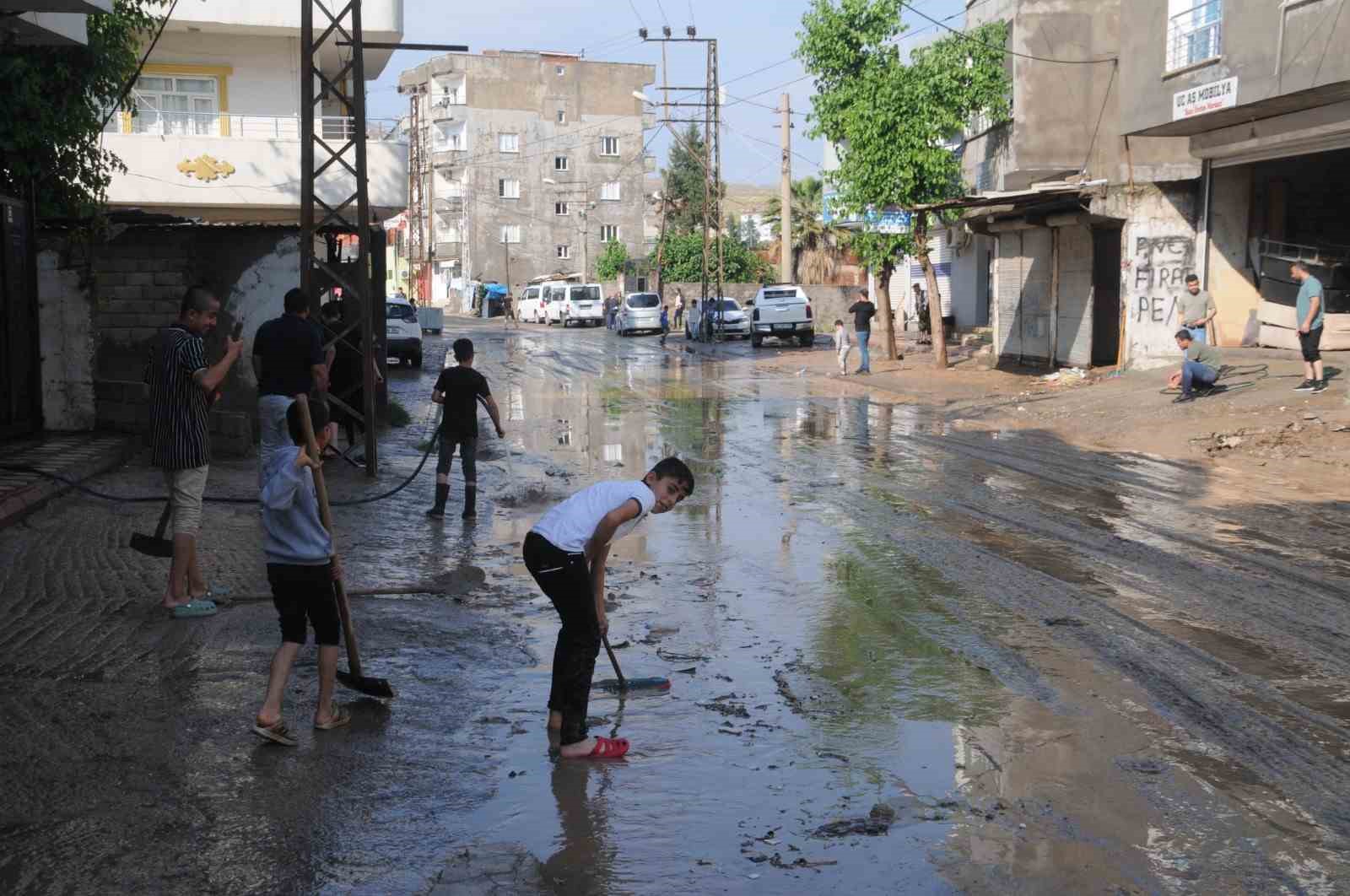 Cizre’de aniden bastıran sağanak ve dolu yağışı hayatı felç etti