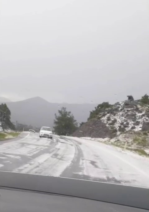 Osmancık&rsquo;ta bir anda bastıran dolu etrafı beyaza b&uuml;r&uuml;d&uuml;
