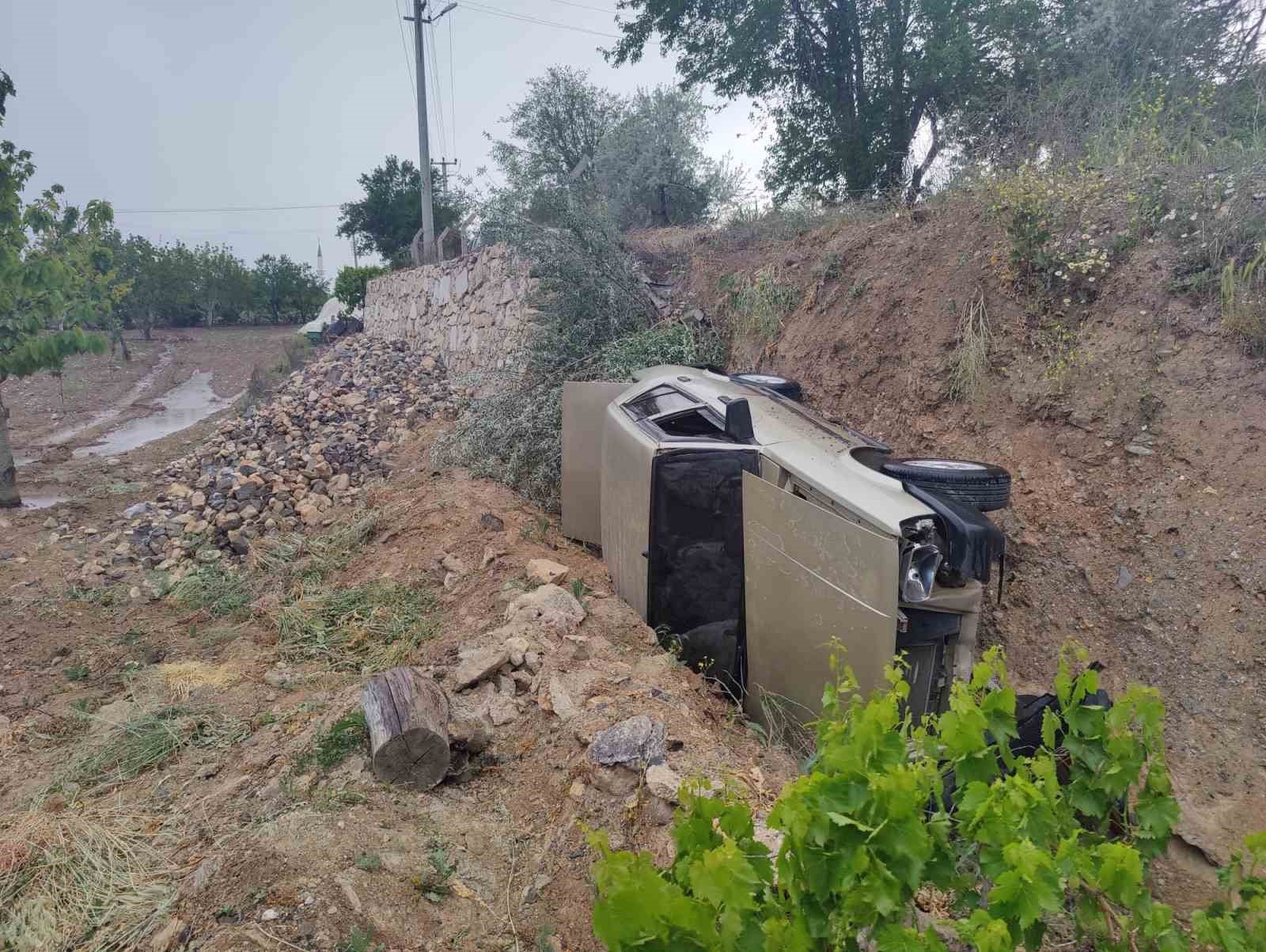 Burdur’da önüne köpek çıkınca kontrolden çıkan otomobil şarampole devrildi:1 yaralı