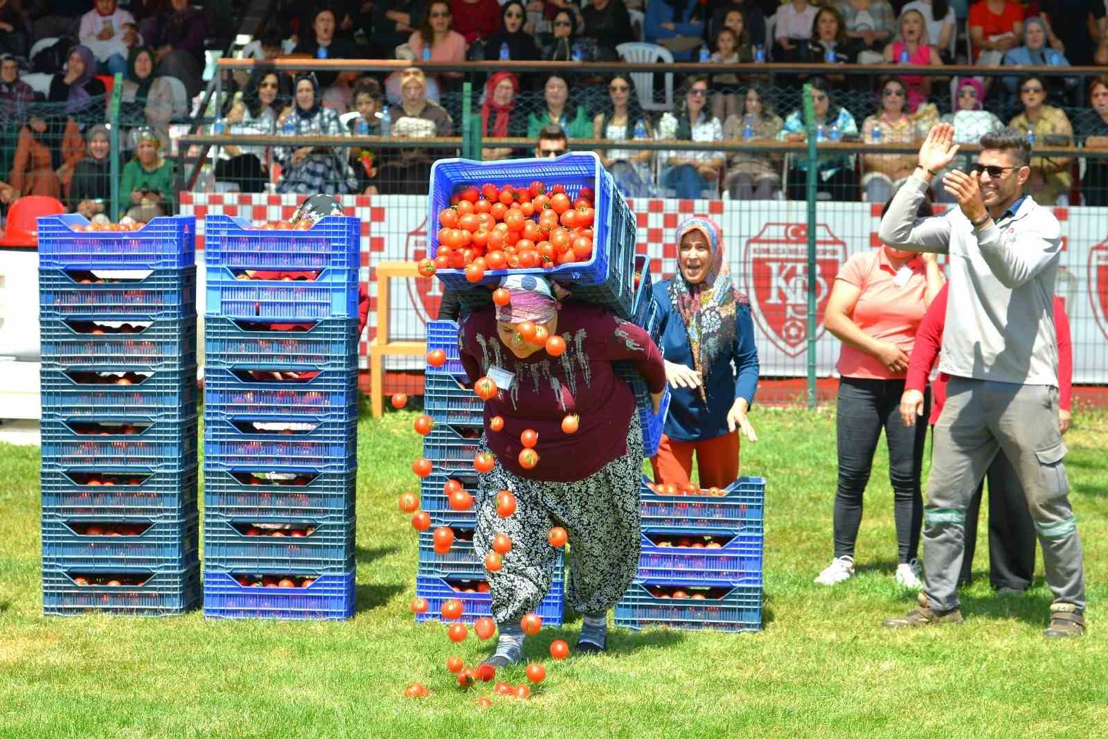 Kadınlar domates kasası yarışmasında erkeklere taş çıkarttı
