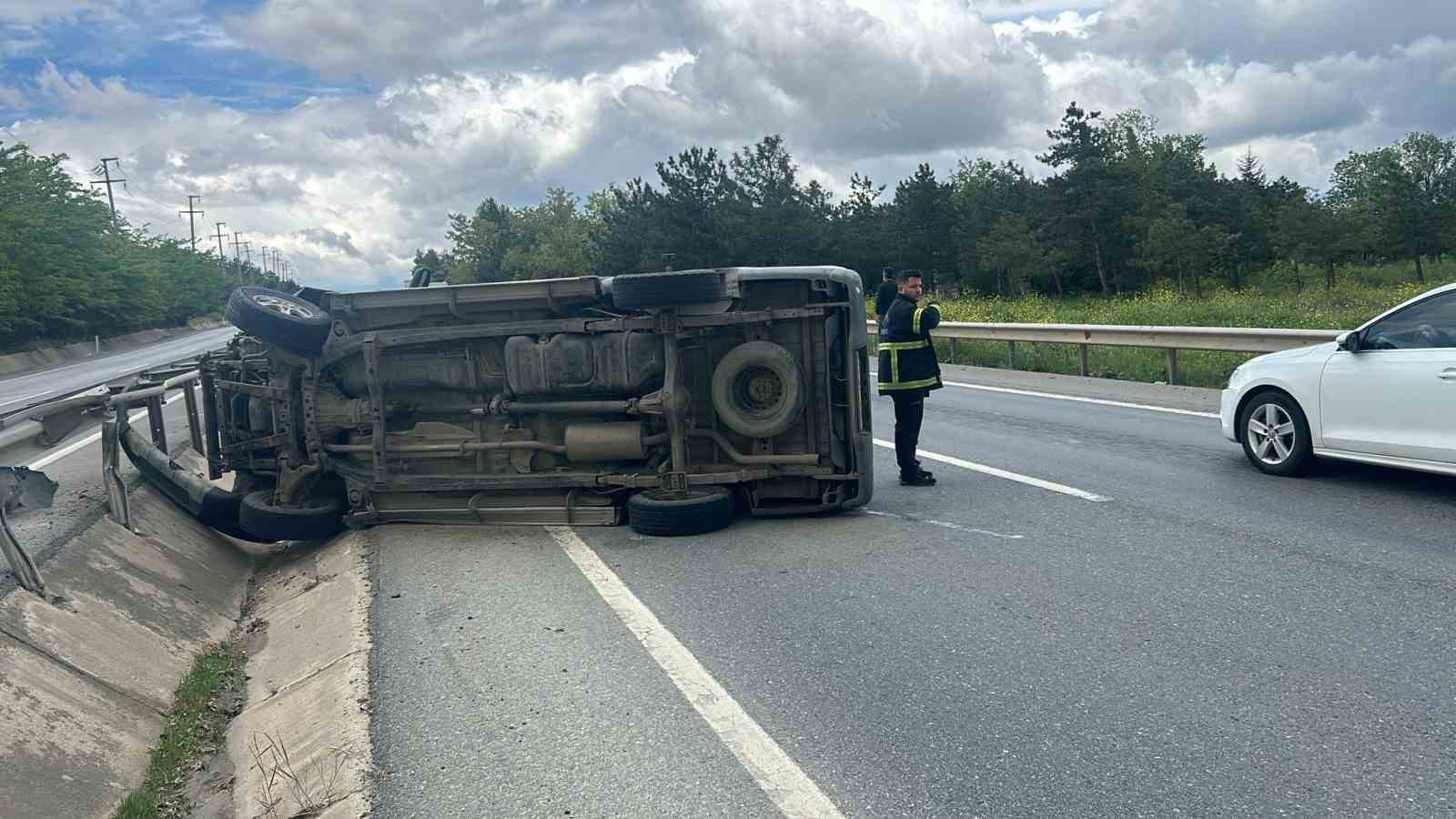 L&uuml;leburgaz&rsquo;da otomobil bariyerlere &ccedil;arparak devrildi
