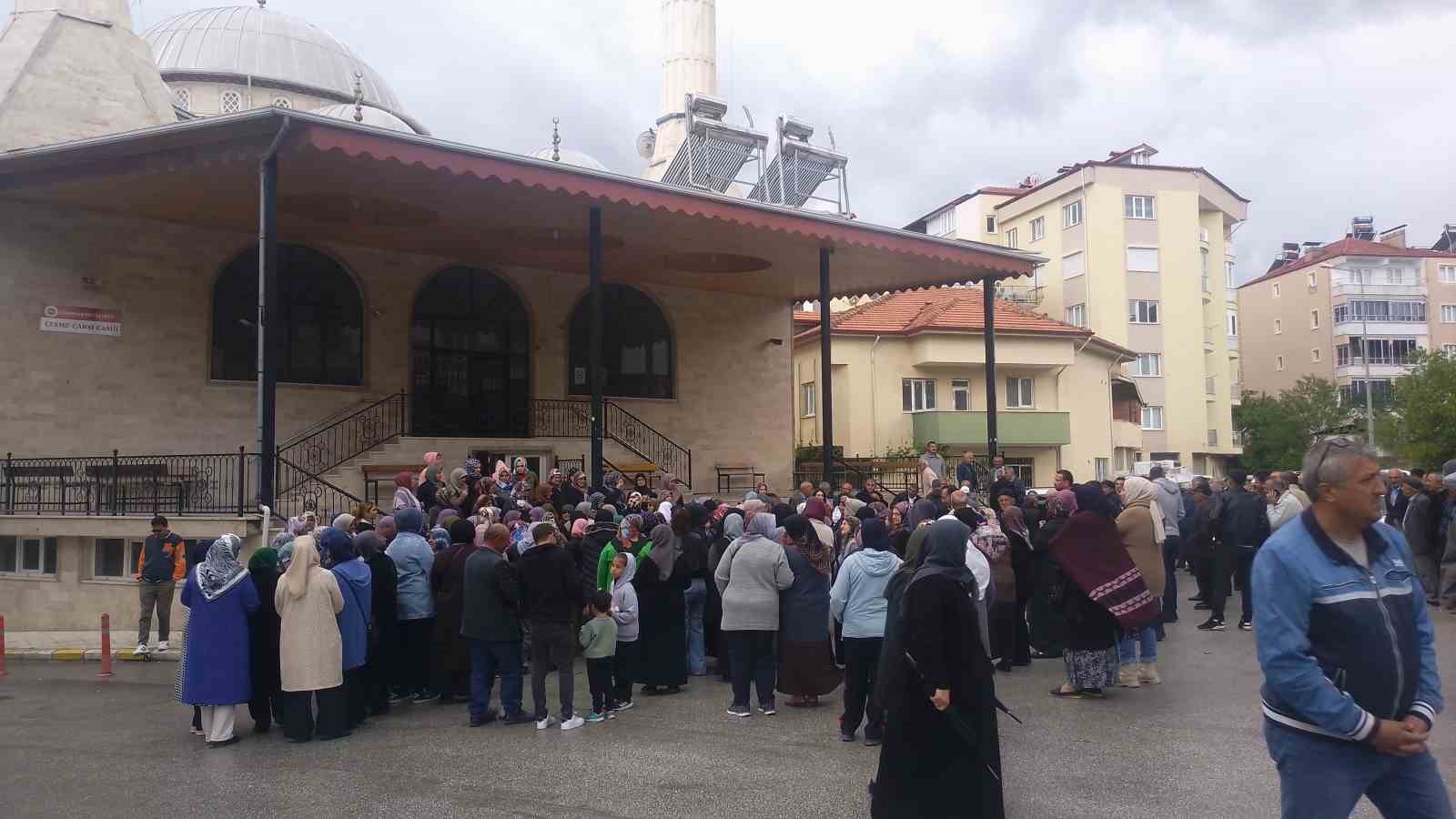 G&ouml;lhisarlı hacı adayları dualarla uğurlandı

