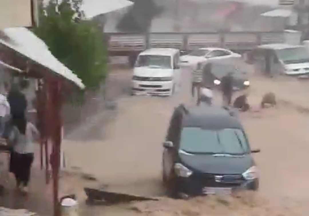 Şırnak’ta sel sularına kapılan kadın ve çocuğu vatandaşlar kurtardı