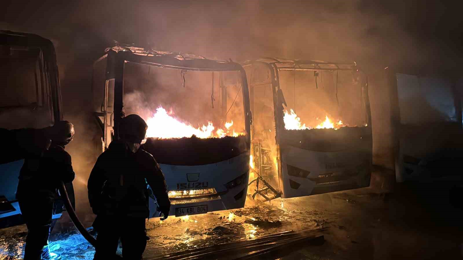 Isuzu servis otoparkında yangın: Alev alev yanan 15 araçtan geriye iskeletleri kaldı