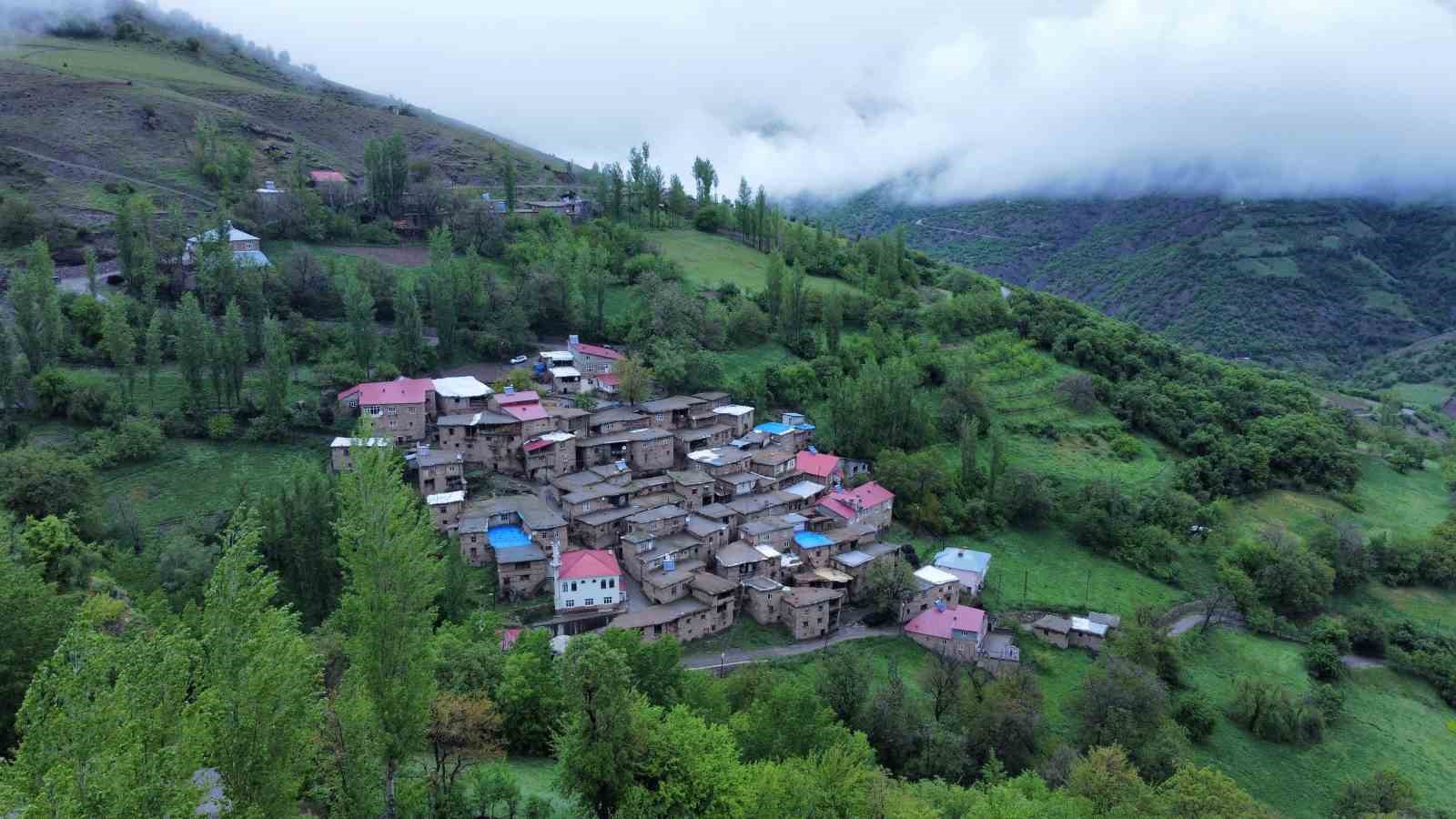 Taş evlerin sis bulutları arasında kartpostallık manzarası hayran bıraktı
