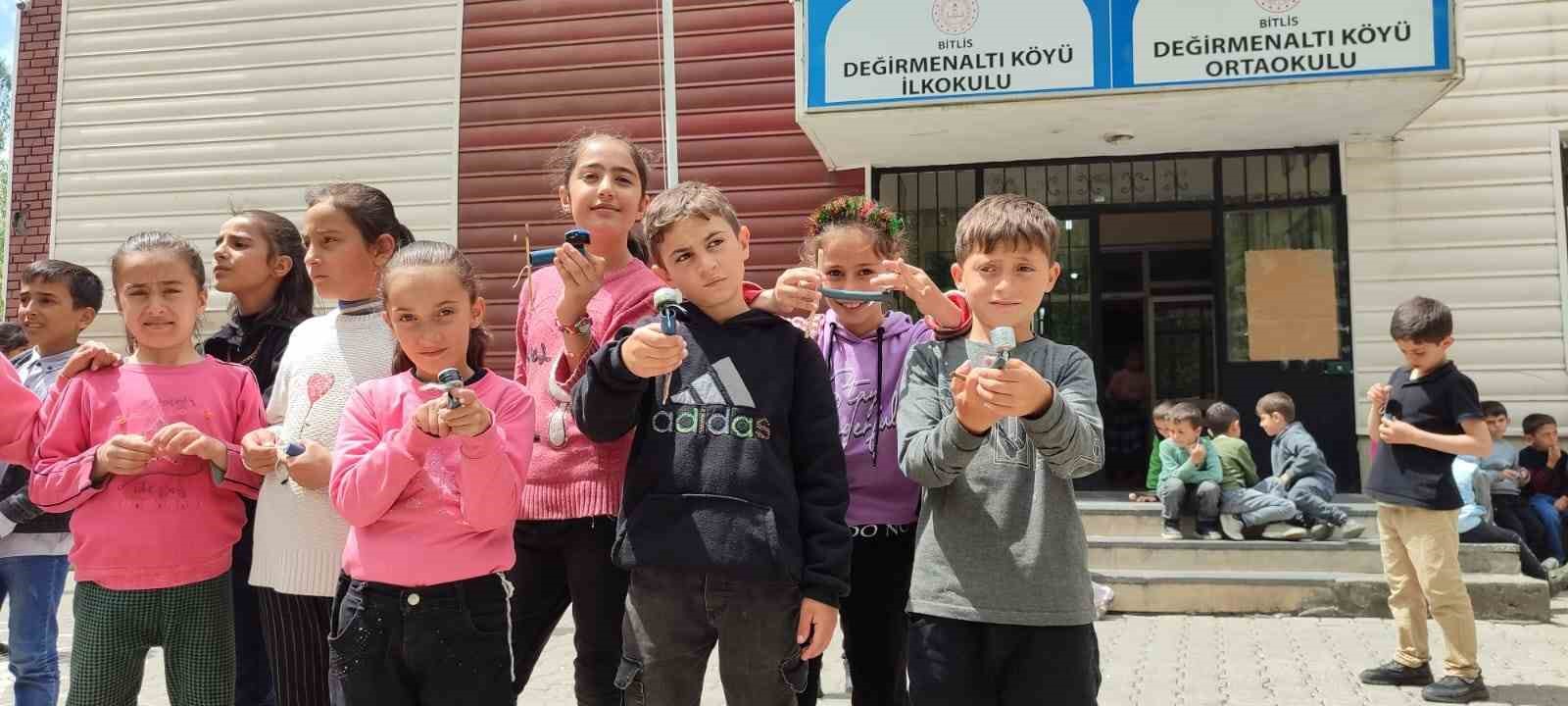 K&ouml;y &ccedil;ocukları kendi yaptıkları topa&ccedil;larla yarıştı
