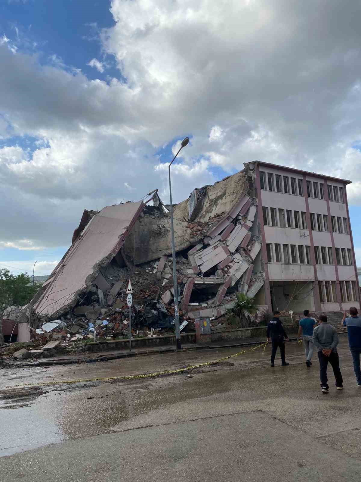 Depremde ağır hasar alan 56 yıllık kaymakamlık binası birkaç darbeyle yıkıldı
